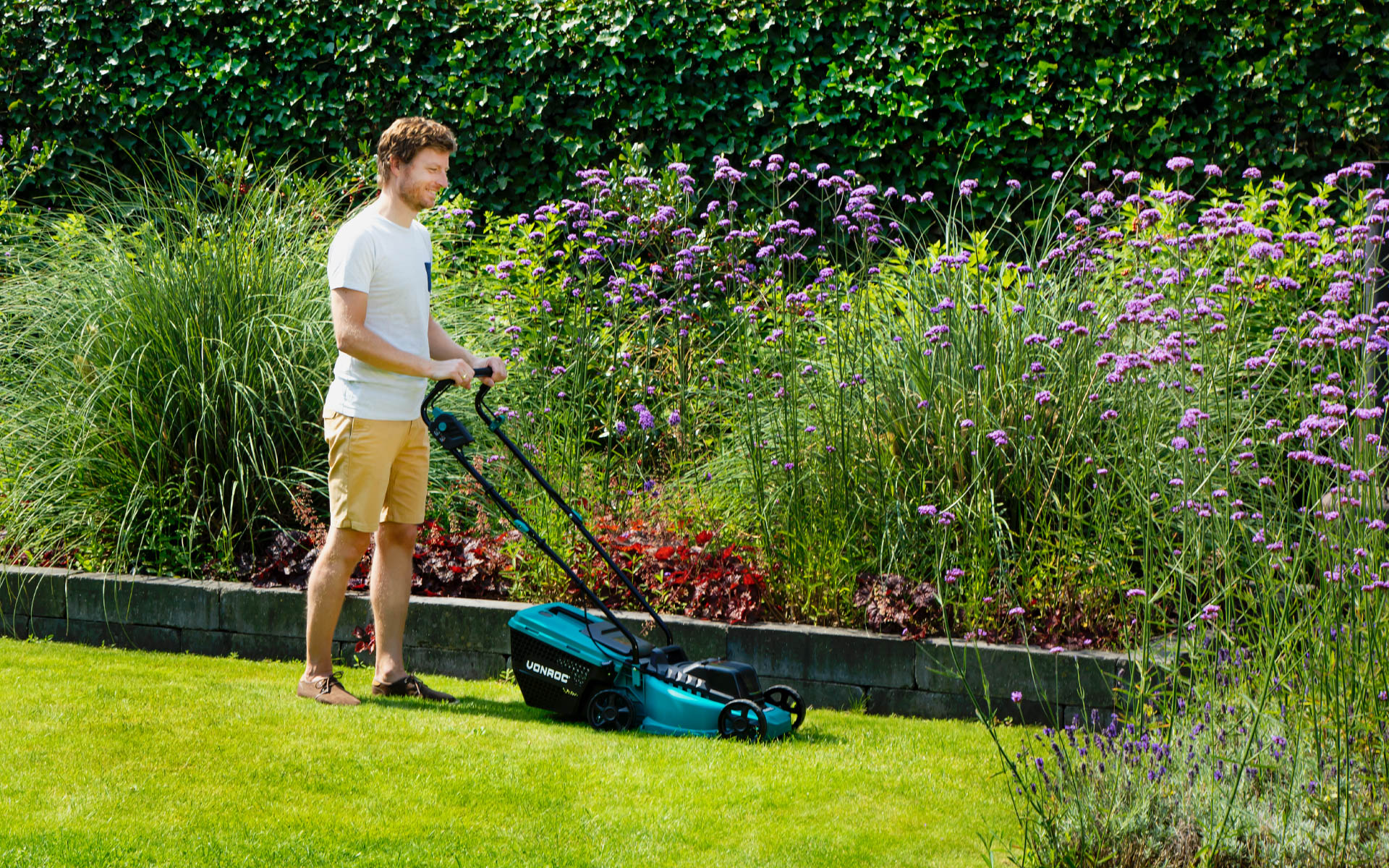 Man maait het gras met zijn VONROC draadloze grasmaaier